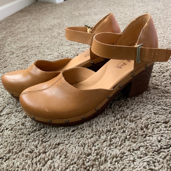 korks meru platform clog